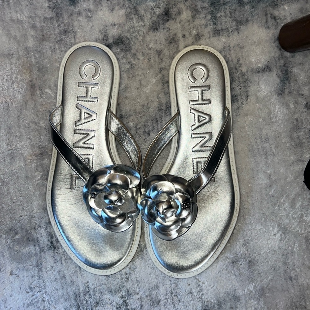Chanel flower leather slippers